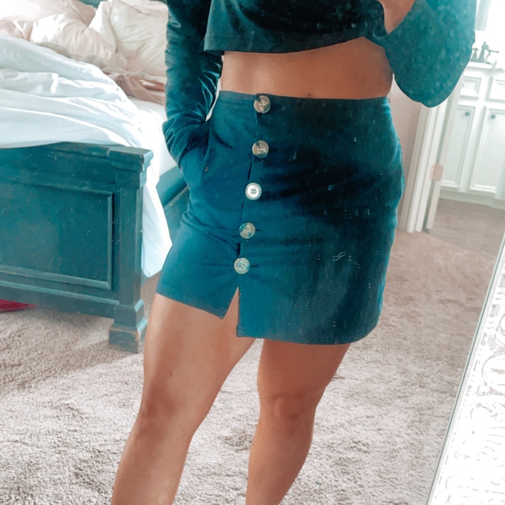 Black button skirt